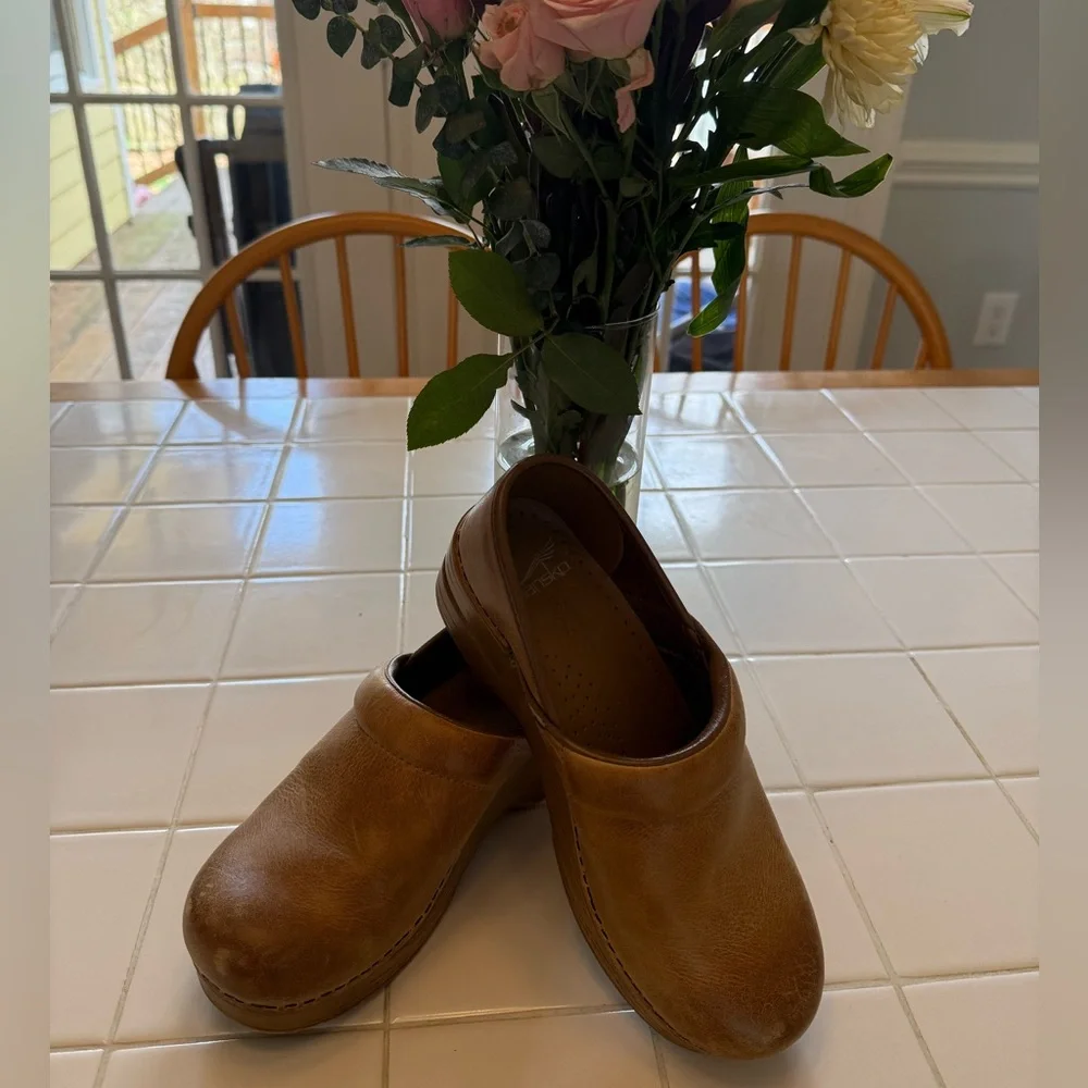 Dansko honey clog size 37 / 7.5 - Picture 1 of 3